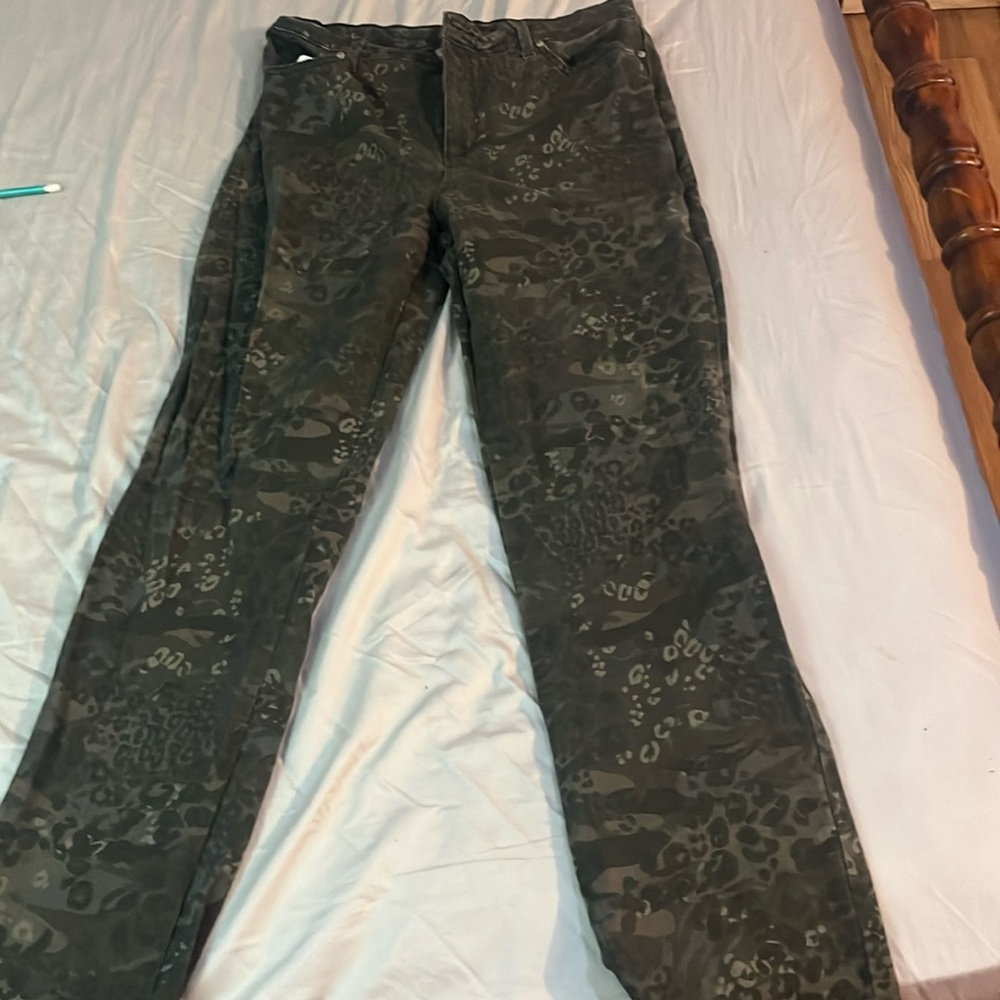 Gloria Vanderbilt size 12 camo & cheetah print
